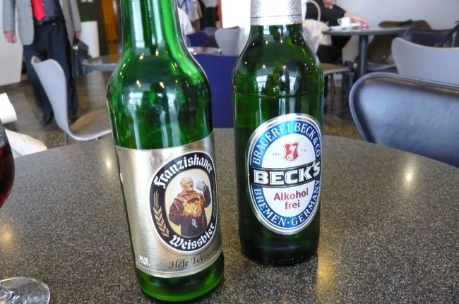 ラウンジでフランクフルトソーセージをいただく、さすがに本場の味。　皮がパリッとはじけて　左の上面醗酵のビールとピッタリ。