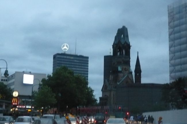 １９：２０　（現地時間）　にベルリン着。<br />この時間でも明るく、まるで午後２時位の感じ。空港からＸ９のバスで市内　ＺＯＯ駅へ、約２０分。<br />（自販機で２，１ユーロのチケット購入、コインを投入するも反応が遅く、故障？　あー出てきた。）