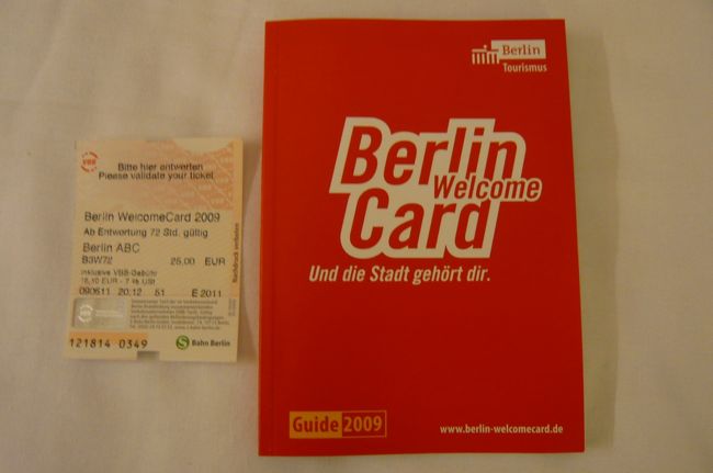 ＺＯＯ駅構内でベルリンカード購入、２５ユーロ。（７２時間有効）明日の朝から使用予定、左のチケットは便利でとてもお得、