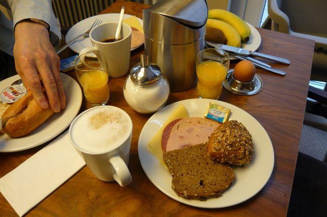 ６月１２日　　２日目<br />６時半より　朝食です。　ヨーロッパのパンはしっかりした歯ごたえ、味わい深い。　コーヒーの香りも素敵です。