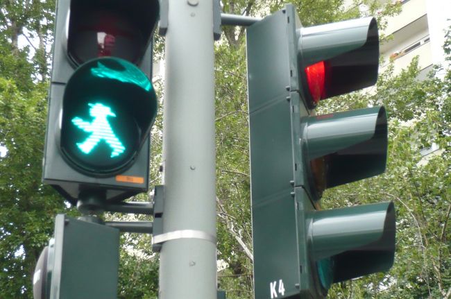 観光のはじまり。<br />信号　青のマーク、アンペルマンと言うそうです。可愛い、赤は両手を広げて。
