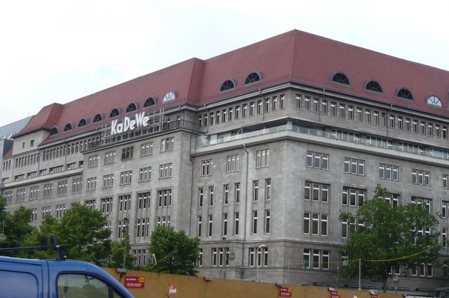 ホテルの近くにドイツ最大級のデパートＫａＤｅＷｅあり、