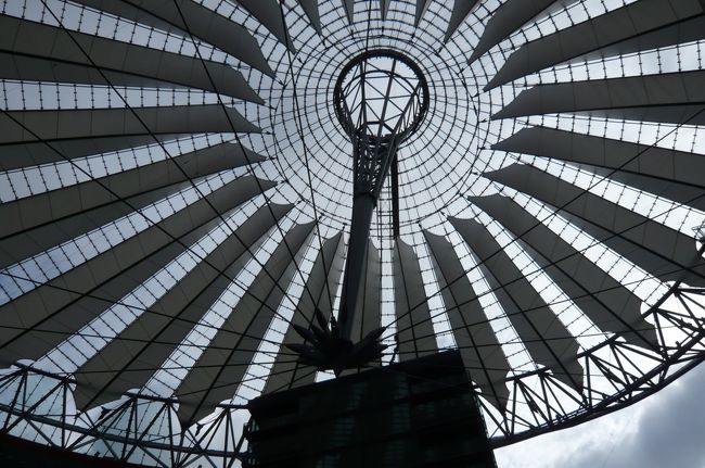 大きな広場です。　天井のドーム、以前来た時は　このあたりの再開発の真最中でした。ソニーが複合施設を建設の途中でした。