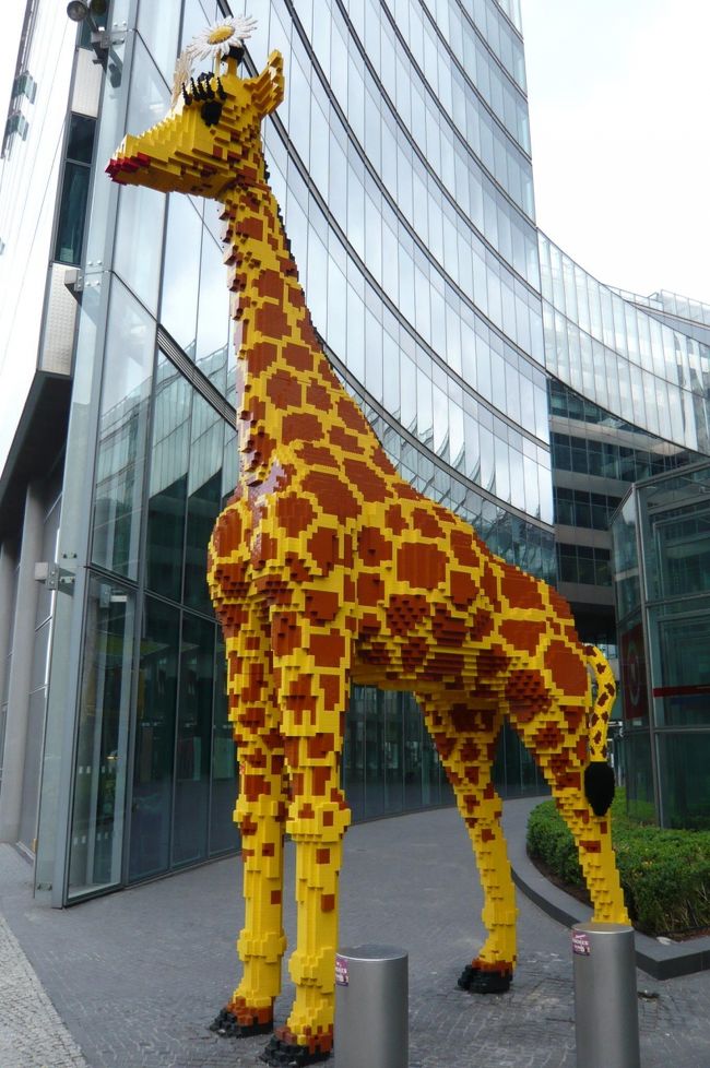 近くのレゴのお店。　大きなキリン　これ全〜部おもちゃのレゴで出来ています。