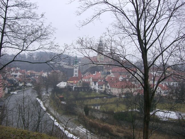 ６時起床。７時半チェックアウト。<br />まずはバスでチェスキー・ブディヨヴィツェへ向かいます。<br />昨日出会った一人旅の女の子はウィーンへ向かうそうなので、まずは一緒にブディヨヴィツェへ。<br />この辺りはブディヨヴィツェに出ないと、<br />どこへも移動できません。