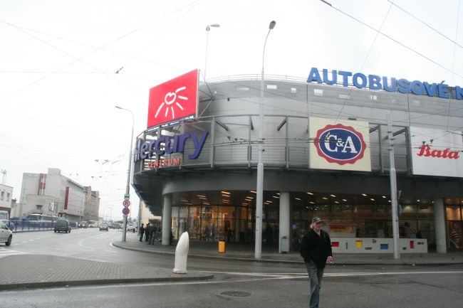 ブディヨヴィツェのバスターミナル。<br />中には売店がたくさんあって、ショッピングモールみたいになってます。<br />乗り継ぎ時間が余ってしまっても、<br />時間を潰せそうな店はたくさんあるのでいいと思います。<br /><br />今回は時間が無いので、すぐに鉄道駅へ。