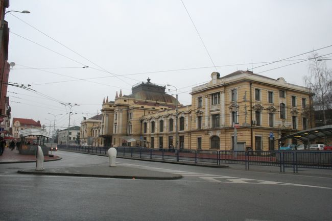 鉄道駅はバスターミナルのすぐ向かい側。