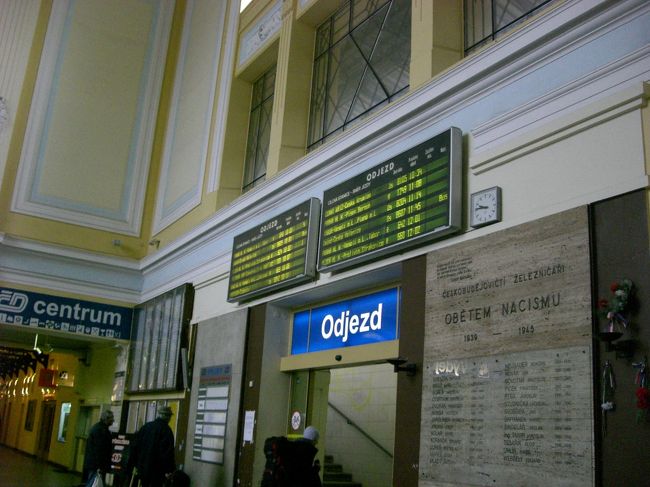 まずはザルツブルグまでの切符を購入。<br />1056KC。高っけぇ〜〜！！！<br />ICだから仕方ないのか…。<br />しかもカード使えないとか…！！<br />しぶしぶなけなしの現金で1056KC支払う。<br /><br />ここで一人旅の女の子とはお別れ。