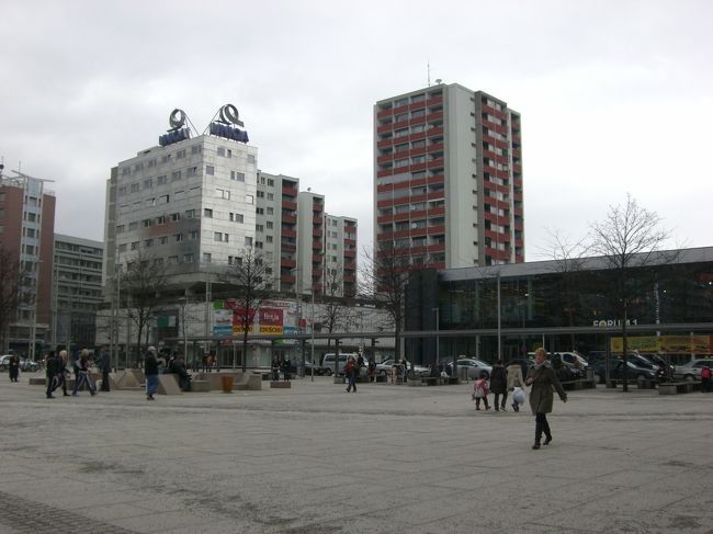 13:40ザルツブルグ到着！！<br />列車のコンパートメントはスロベニアから来たという<br />女性としばしお話ししながら過ごしました。<br />１つ新しい言い回しを覚えたよ！<br />「Just go to toilet（ちょっとトイレへ）」<br /><br />まずは予約しておいたホステルを目指します。