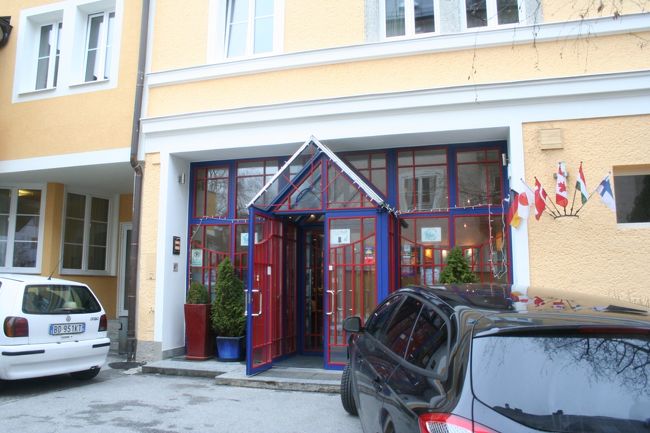 今日の宿はここ！<br />Hostel YOHO：　http://www.yoho.at/<br />駅から徒歩10分ってところです。<br />旧市街地までは徒歩15分くらい。<br />ここで２泊します。<br /><br />食事なし１泊20.5Ｅ。<br />た、高い…。これがユーロ圏の物価なのね…。