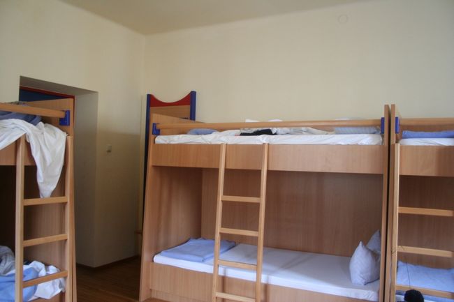 でもお部屋は超キレイです！<br />６ベッドルームで、しかもレディースルーム。<br />部屋に洗面台も付いてます。