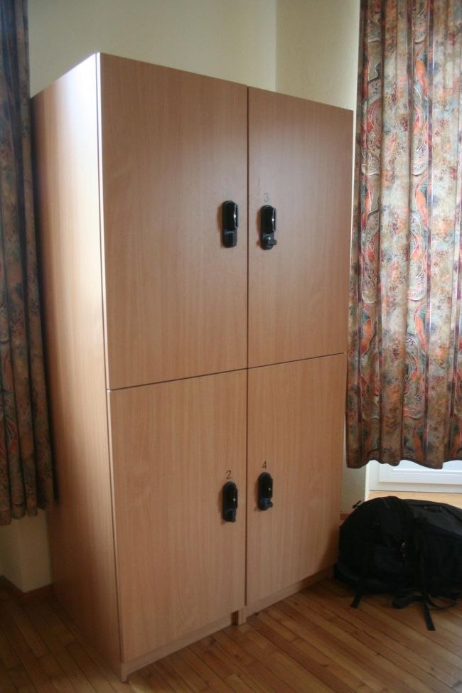 ロッカーも付いてます。<br />しかもロッカーも部屋もカードキー。<br />すっげーセキュリティ。<br /><br />さ、荷物を置いたら旧市街観光です！