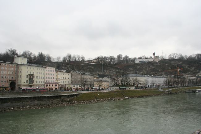 まずはザルツァッハ川へ。<br />ここを渡れば旧市街地はすぐそこ。