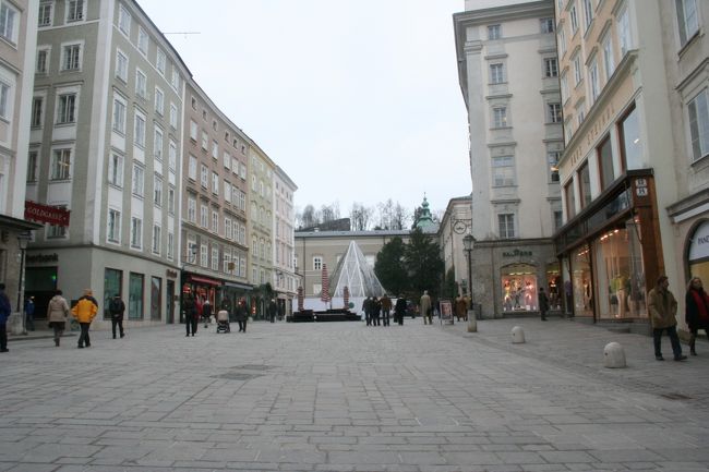 仕方ないので、とりあえず地図は見ないことに。<br />見ても無駄なので（笑）<br /><br />ホーエンザルツブルグ城を目指します。<br />見えてるので、それに向かって歩いていけば<br />なんとかなるでしょ。