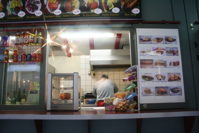 気付けば昼食を食べていない。<br />ホットドッグを買うことに。<br />学校で習ったドイツ語で注文。<br />マスタードはいらないので、そこだけ英語で。<br /><br />おじさん「Nur マスタード？」<br />私「『Nur』？？」<br />おじさん「『Nur』は英語の『only』だよ」<br /><br />１つ賢くなった。