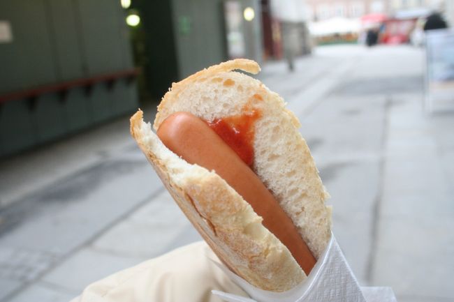 ホットドッグをむしゃむしゃ食べながら城を目指します。