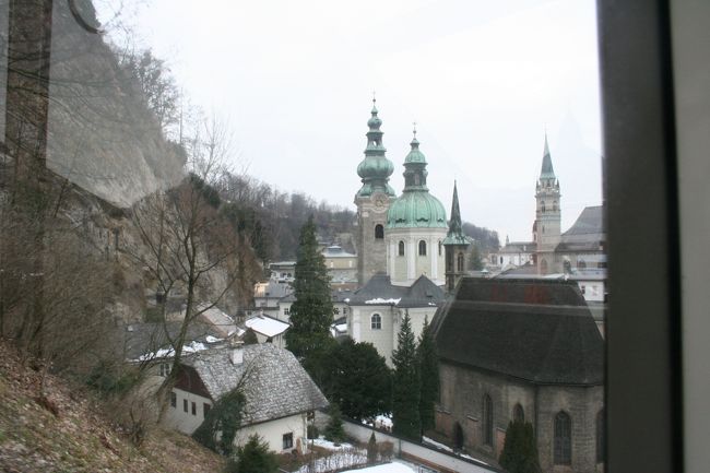 城へ行くケーブルカー乗り場を発見！<br />駅で買っておいたザルツブルグカードを使って乗り込みます。<br />ちなみにカードは４８時間券が30Ｅ。<br />この時は次の日もザルツブルグを歩き回るつもりで<br />いたので、48時間券を買いましたが、<br />これがのちに大誤算に。