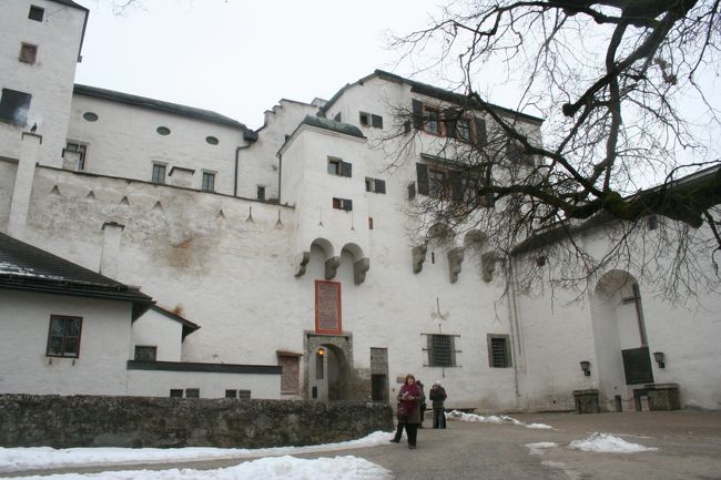 城到着！<br />オーディオガイドを付けてガイドツアーで回る<br />らしいのですが、ガイドツアーの受付はどこ…！？