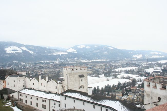 ようやくガイドツアー受付を見つけ、<br />オーディオガイドを付けて見学スタート。