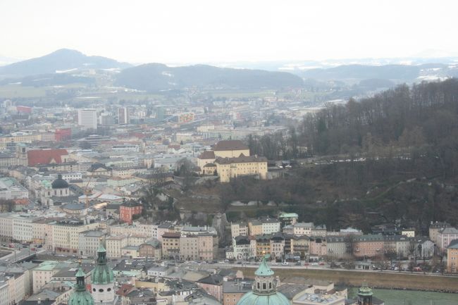 見晴らしスポットへ連れて来てもらいました。<br />真ん中に見えるのがカプツィーナ修道院。