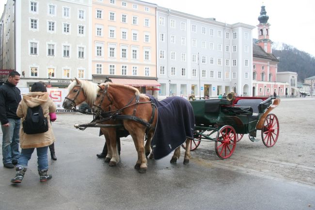 旧市街広場に戻ってきました！<br />お茶をしようかと思いましたが、そろそろ夕飯の時間なので、一度ホステルに戻ることに。<br />ホステルにはバーもあるので、そこで何か食べられるはず。