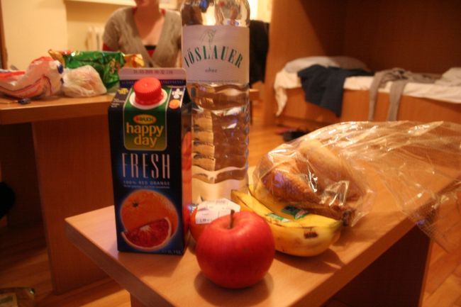 途中スーパーで明日の朝食を買出し。<br />ホステルで夕飯を食べようと思ったのですが、<br />宿泊客が少なくて食べ物は置いていないとのこと。<br />仕方なくビールを１杯飲みましたが、<br />これがとんでもない事態に…！<br />カナダ人・イギリス人・イラン人がやってきて<br />一緒に飲んでたのはいいのですが、<br />疲れと酔いのせいで、部屋に戻るとフラフラ。<br />やっとのことでシャワーを浴びて就寝。<br />結局夕飯は食べれず仕舞いでした…。<br /><br />そして翌日、高熱にうなされることになるのです。