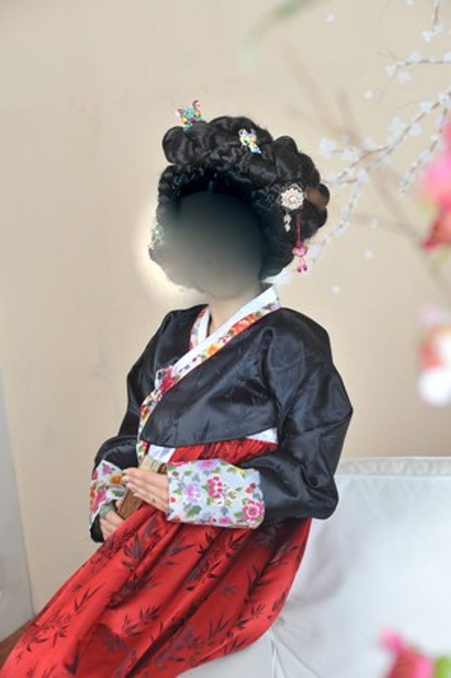 どういう風に撮りたいですか〜？と最初に聞かれたんですが、なんも考えてなかったのでおまかせにしたら、カメラマンさんがカタコトの日本語で色々指示してくれました。<br />とにかく笑え笑えゆわれます。<br /><br />そうそう、このカツラがすっごく重い！<br />だんだん頭痛がしてきて、最後のほうは笑顔がひきつっていました。