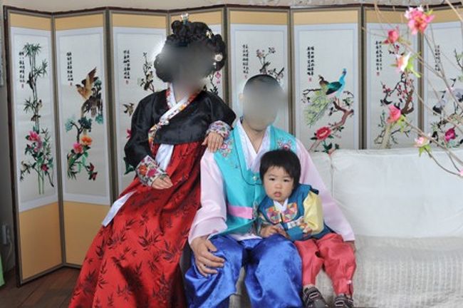 息子は最後までぶすくれちゃんでした。笑<br /><br />20cmＸ25cm写真＆フォトフレームと13cmＸ18cm写真２枚に撮影した全部のデータ入りCD−ROMが付いて150,000ウォンでした。<br /><br />これで1万円ちょいはかーなーりお得。<br />ファンジニフォトカフェおすすめです。