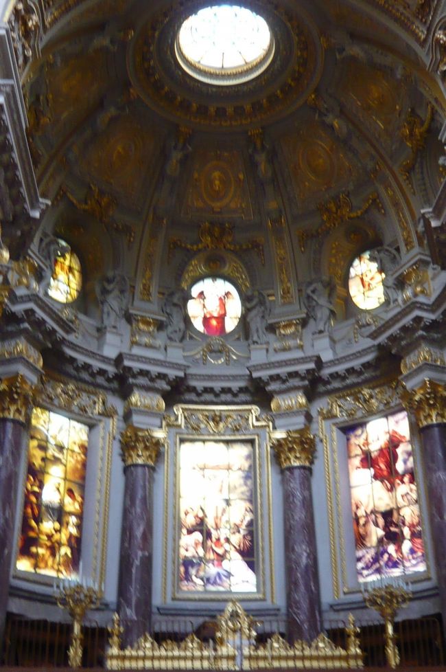 第二次世界大戦で被害を受けたが、内部も修復が終わって。