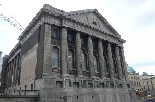 そのまま歩いて、ペルガモン博物館へ。　正面入り口のあたりは　工事中。<br />ここの入場券はベルリンカードを提示するだけで　ＯＫ．