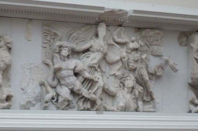 正面にペルガモンで発掘された　ゼウスの大祭壇。　このあたりは大勢の人　人　人。