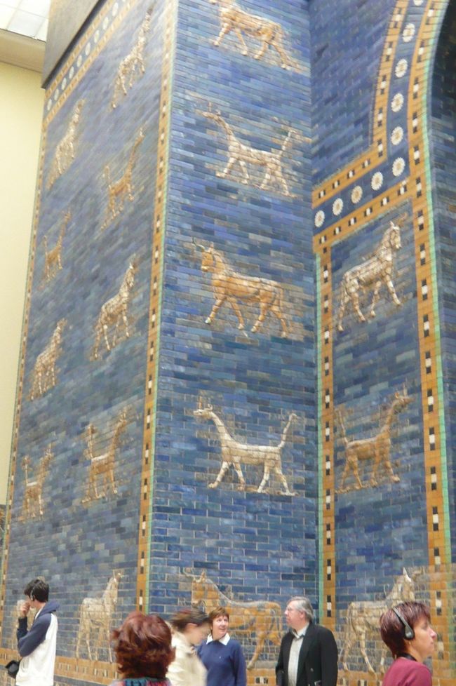 鮮やかな青いイシュタール門　それに続く行列通り。　入り口で日本語のオーディオガイドを借りているので、説明がよーく解る。便利です。