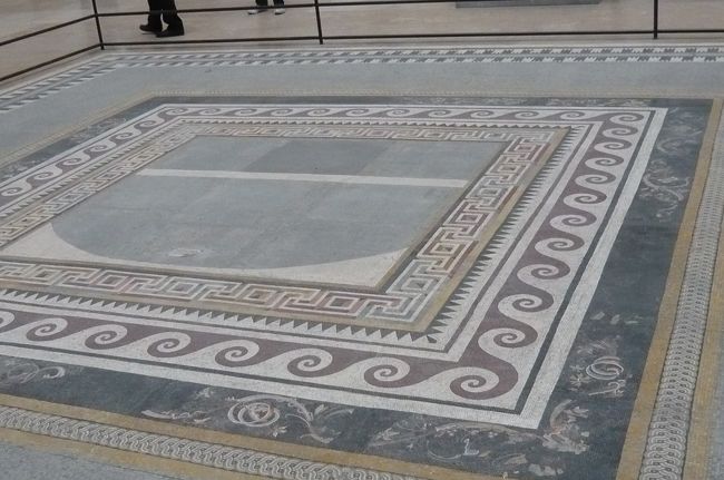 こんなきれいなモザイクの床、さぞかし贅沢な邸宅だったのねー。