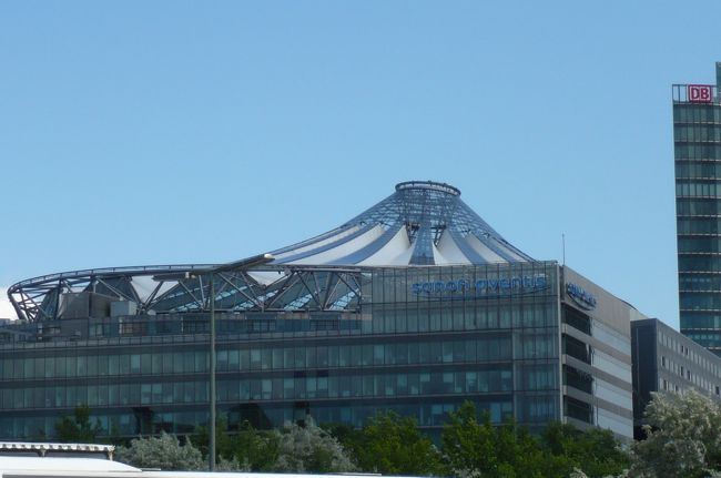 とにかく沢山の展示品に感嘆して、気が付くと午後２時をとっくに過ぎていた。<br />以前ツアーで来たときは、正面をほんのすこし見ただけ。　今回はじっくり見ることが出来、やはり個人旅行はすばらしい！　<br />博物館を出て、ソニーセンターへ。　　屋根の部分がまるで、富士山みたい。