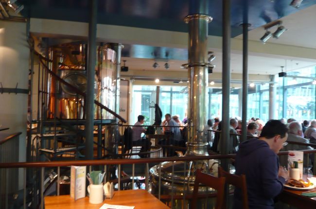 センターの中にあるリンデンブロイで昼食。　沢山の人で　ほぼ満席。　私達は２階席。