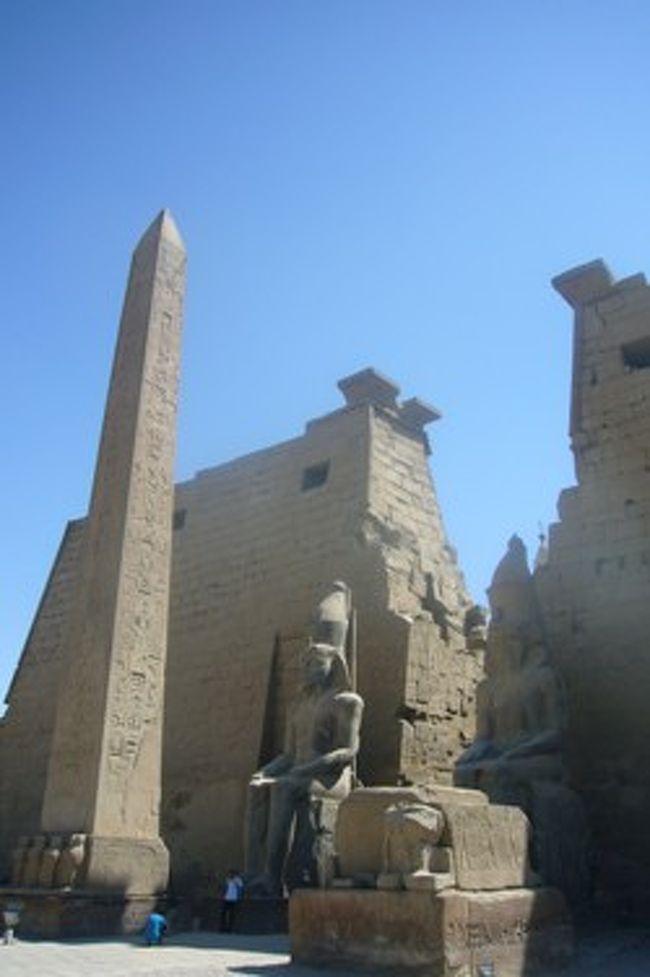 お昼を食べた後は、また観光再開です！<br />まずは、ルクソール神殿へ。<br />真っ先に目に入るのが、このオベリスク。<br />もともと左右２本あったそうですが、手前にあった１本はパリのコンコルド広場に移されちゃいました。昨年パリへ行った時に、もっとしっかりオベリスク見てくれば良かったー（＾＾；<br />２体の座像はラムセス２世になります。