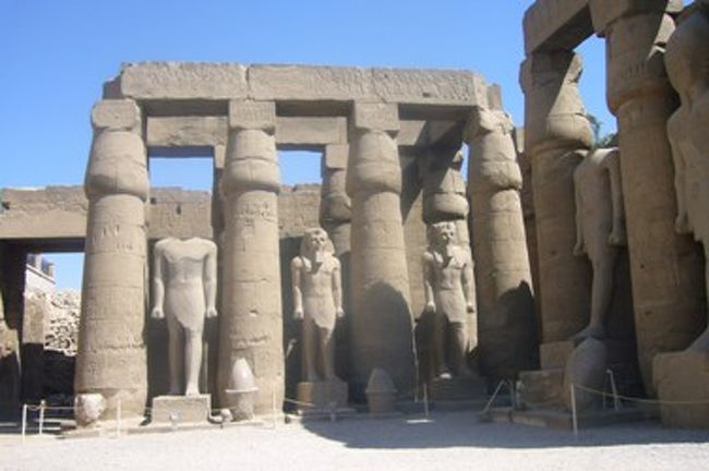 ラムセス２世の中庭。<br />柱の間に立つ像は、もちろんラムセス２世。<br />