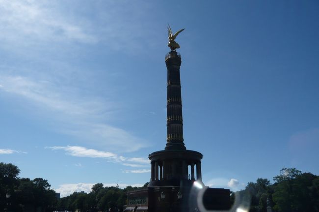 その後　絵画館で、沢山の名画を。　フェルメール　レンブラント，などなど。　絵画館を出ると、雨。　ほんの５〜６分でしたが、霰まじり。<br />大きなリンデンの下で雨宿り。　そのあとすぐに　また青空でした。<br />バスの中から、戦勝記念塔を観ながら。