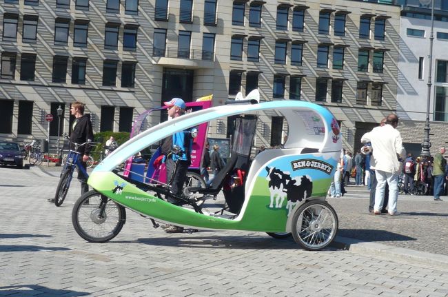 こんな可愛いタクシーも。