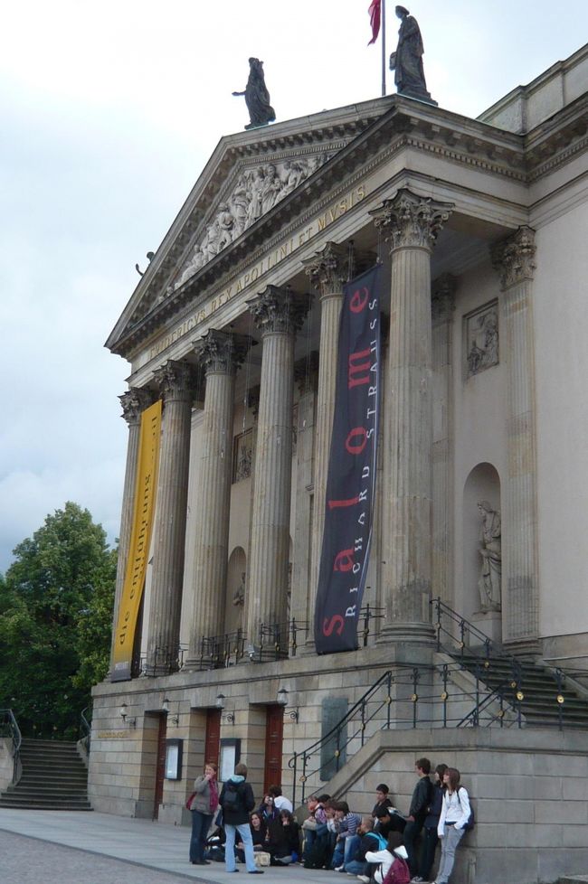 カーデーヴェー（デパート）の中を少しだけ見学。　食品売り場は地下ではなく、上の階。　出来上がった食品がいろいろ、その場で食べたり、テイクアウトしたり。<br /><br />いったんホテルへ帰り、着替えて　国立歌劇場へ。