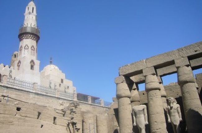 そうそう、第１塔門を抜けるとなぜかモスクが建っておりました。<br />