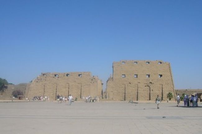 バスに乗って、お次はカルナック神殿へ。<br />ルクソール神殿よりもかなり広い神殿です。