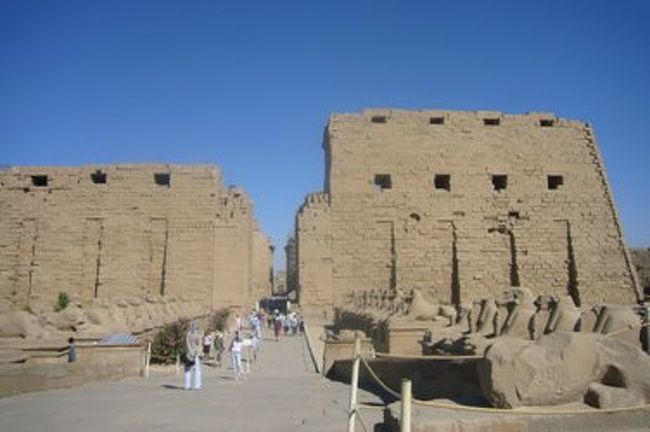 ルクソール神殿にもあった、スフィンクス参道。<br />