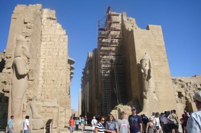 ラムセス２世の巨像。<br />ルクソール神殿に比べて、観光客が多い！