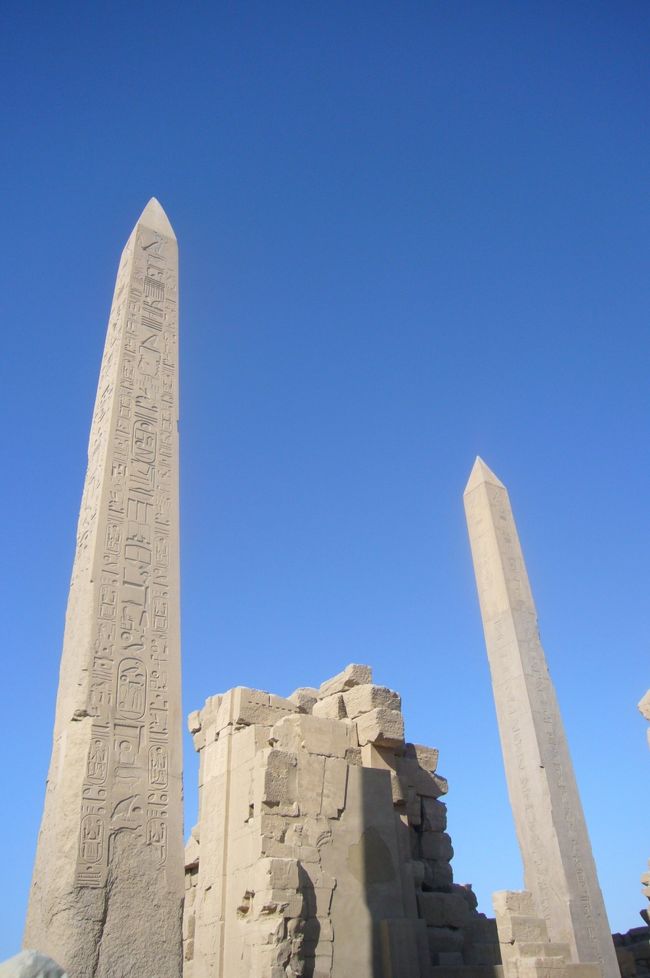 ここにもオベリスクが。<br />手前がトトメス１世のオベリスクで、奥がハトシェプスト女王のオベリスク。（たぶん）<br />