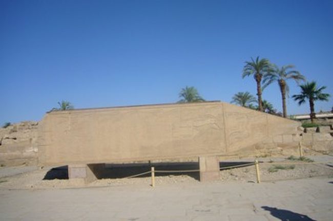 こちらは横たわるハトシェプスト女王のオベリスク。<br />