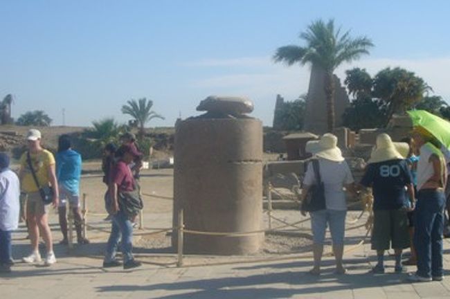 スカラベの大石像。<br />このスカラベのまわりを７回まわると願いが叶うと言われているそうです。もちろん、私もまわってきました（*^_^*）<br />スカラベとは、フンコロガシの事。古代エジプトでは、糞をころがす姿を日輪の回転をつかさどる神、創造神ケプリの象徴とされ、太陽神と同一視されてたそうです。