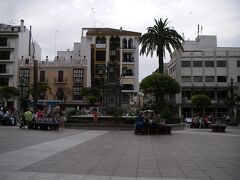アルヘシラスの市街の中心アルタ広場。10万人の人口の街だが、この広場の周辺の人出は結構多い。建物も広場の雰囲気もスペイン風にイスラム調が混ざって、なかなかいい。