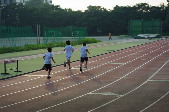 9月12日、グラウンド。<br /><br />まだ夏休み中で学生が少ない9月。子供たちの格好の遊び場です。