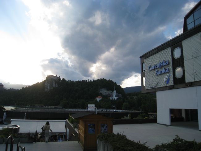 あっという間にブレッド湖のホテルに到着。歩いて湖に行ける、便利な立地条件だった。